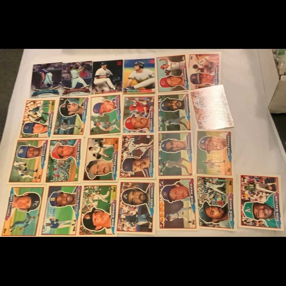 Bundle of Baseball Cards Lot 324